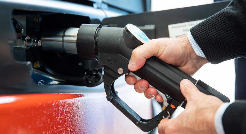 Nagyot ugrik fölfelé a benzinár, itt vannak a számok