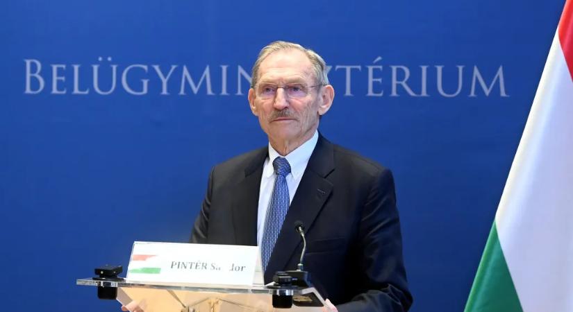 Pintér Sándor szerint 3,125 százalék esélye van, hogy miniszter marad