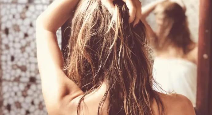 Hajhullás nőknél – mikor normális és mikor nem?