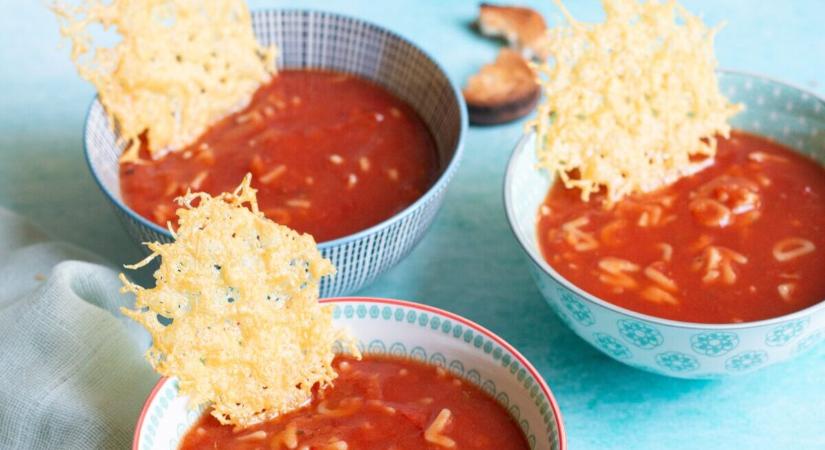Betűtésztás paradicsomleves pestós kiflikarikával és parmezánchipsszel