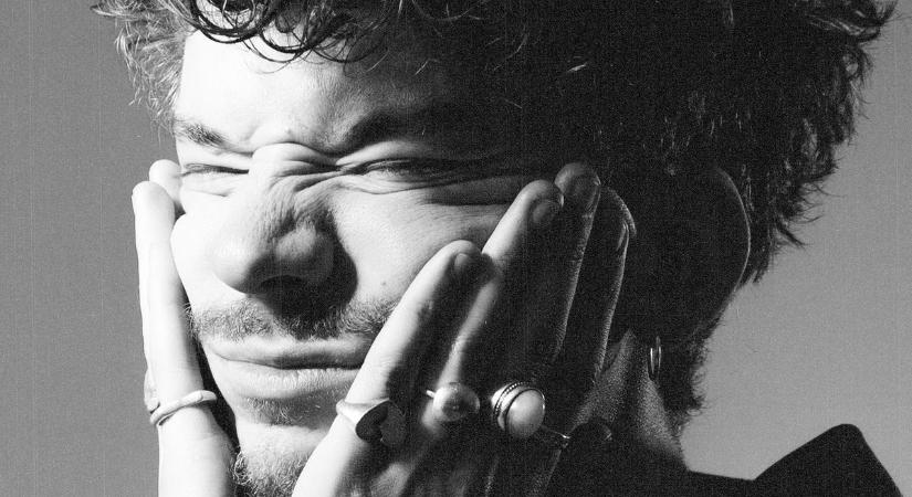 Szeretetország: etikáról papol, közben plakátok letépkedésére buzdítja híveit Mehringer