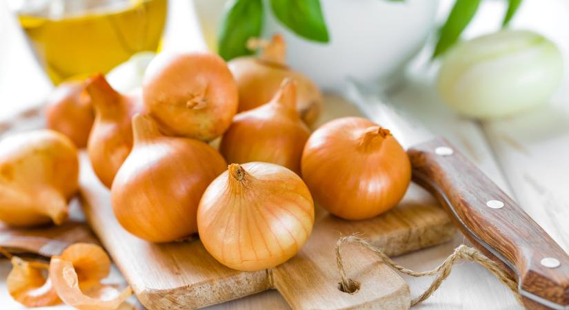 Csírás, enyhén rohad vagy penészesedik a hagymád? Így fogyaszthatod a különböző állapotaiban