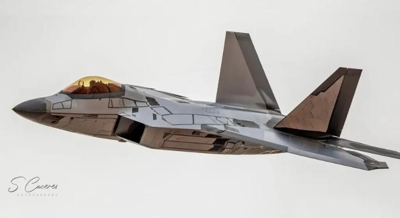 Iszonyat menőn fest a modernizált F–22, a „Raptor 2.0”