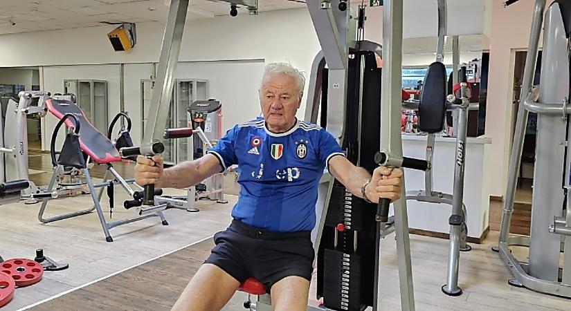89 évesen is fitten tartja magát: Ernő bácsi a debreceni edzőterem legidősebb vendége – videóval