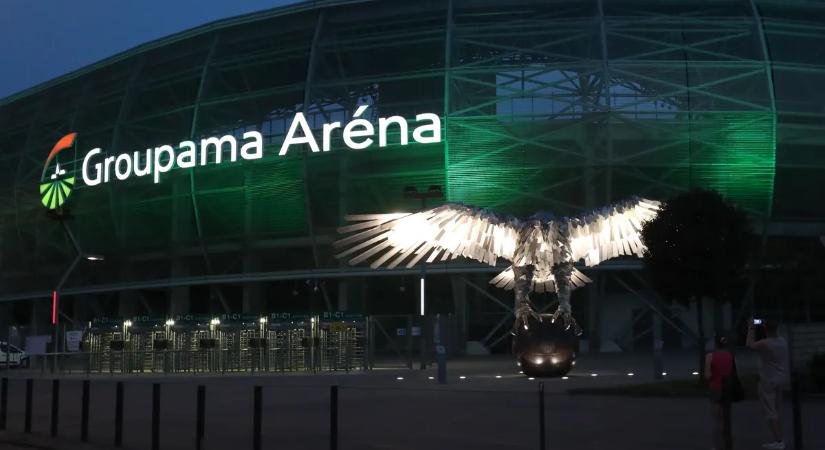 A Fradi ellen szurkol a Groupama Arénában az ország egyik legjobb énekese