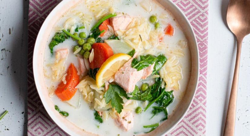 Zöldborsós, tejszínes lazacraguleves spenóttal, orzóval