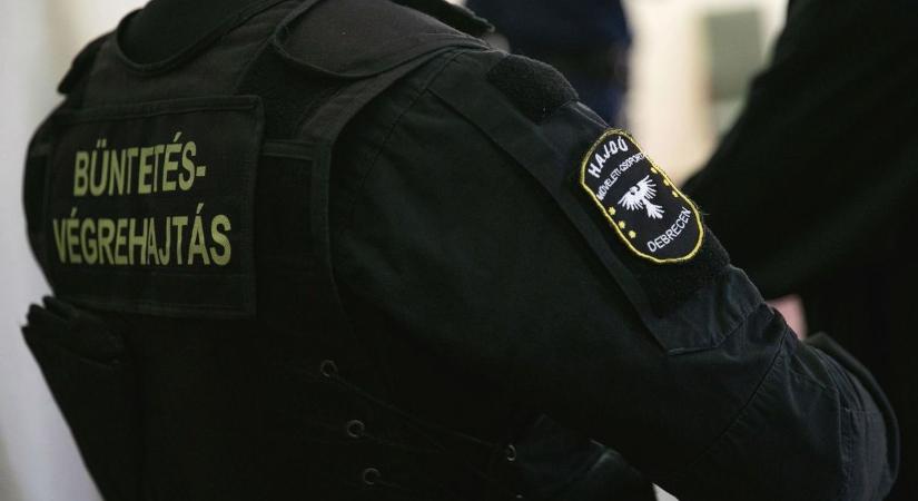 Csákánnyal ölte meg barátnője vendégét, a nő is életveszélyesen megsérült – Debrecenben ítélik el a bántalmazót