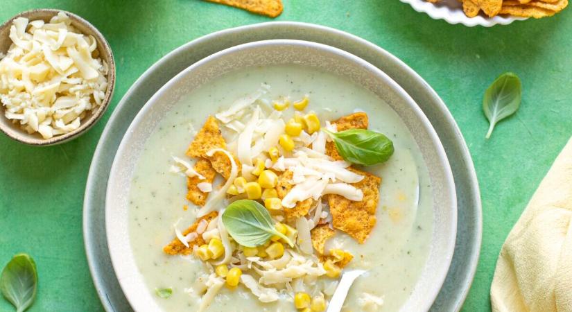 Sajtos zöldségkrémleves kukoricával, tortillachipsszel
