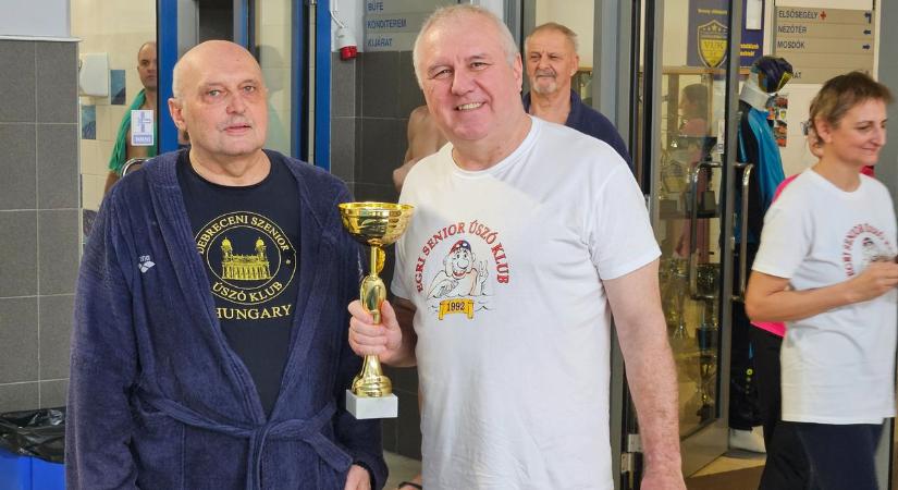 Kripkó Zoltán vehette át a Magyar Szenior Úszásért emlékdíjat