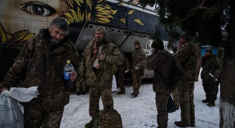 Fegyverrel viszik a férfiakat a frontra? – lövések dördültek a kényszersorozásnál Ukrajnában