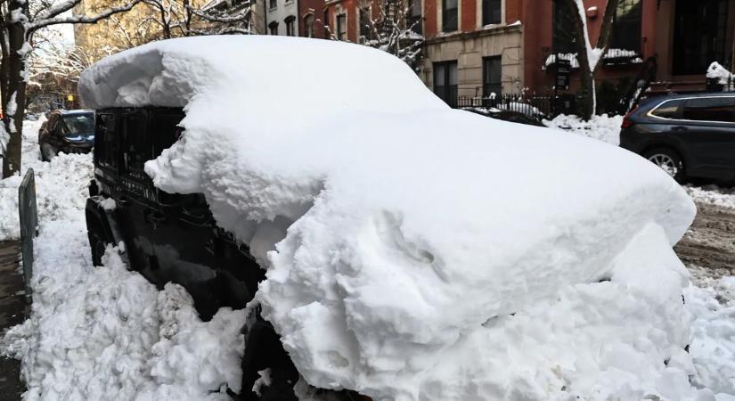 Ettől az ön-és közveszélyes autóstól eláll a szava – videó