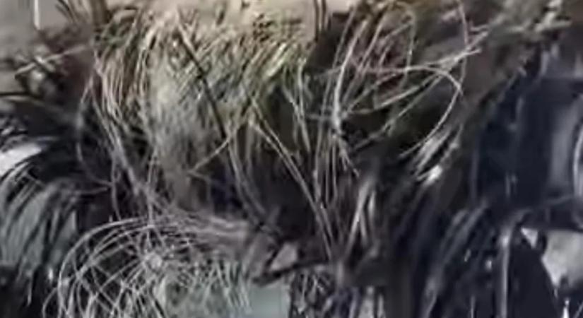 Behajtott az autómosóba, egy hülyeséggel elintézte az egész berendezést - videó