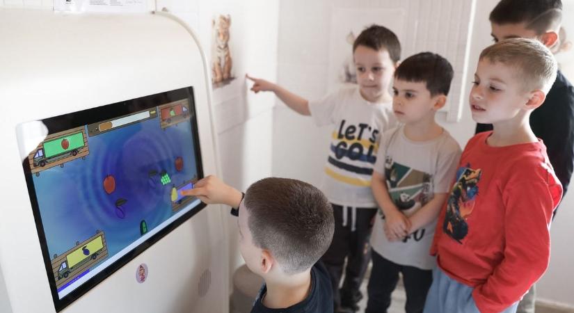 Egy győri óvoda különleges digitális eszközt vásárolt, rajonganak érte a nagycsoportosok – Sok fotóval