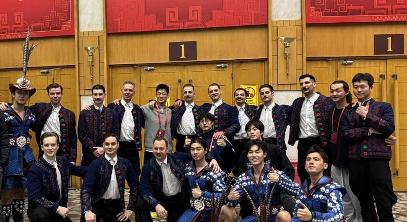 Boldog holdújévet!