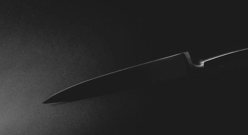 Késsel támadt rá gyermekére, az erkély volt a kislány egyetlen esélye