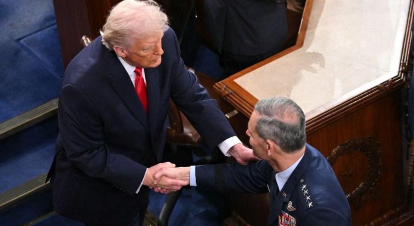 Minden tekintet Washingtonra szegeződik: óriási nukleáris hordozó tart Közel-Kelet felé