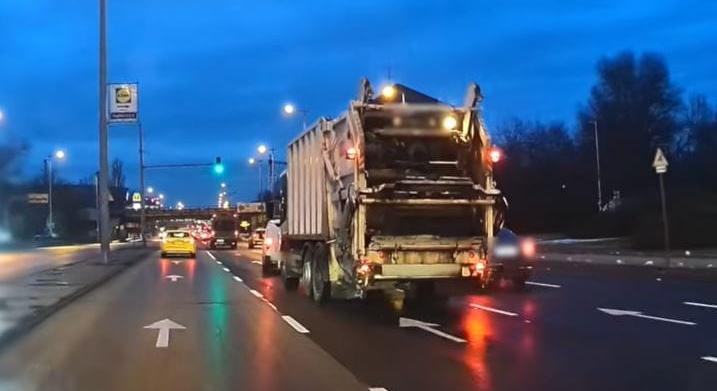 Videó: satufékezett a türelmetlenkedő sofőr a kukásautó előtt, centiken múlt a baleset