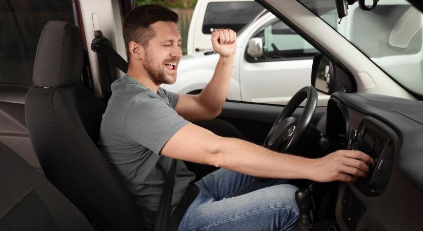 Megáll az ész – elvehetik a jogsid, ha túl hangosan hallgatod a zenét az autóban