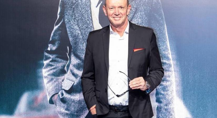 Győrfi Pál kisebbik fia is már 17 éves: Ádám jóképű srácként pózolt a premieren