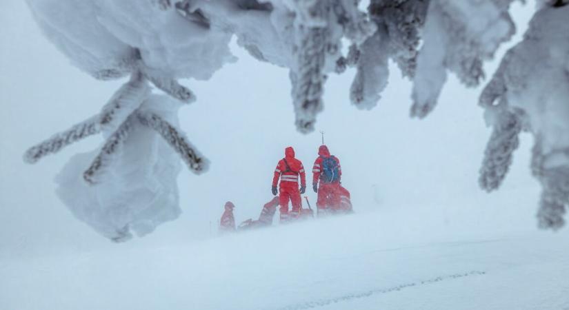 Hajszálon múlt az élete – élve temette be a hatalmas hó a síelőt