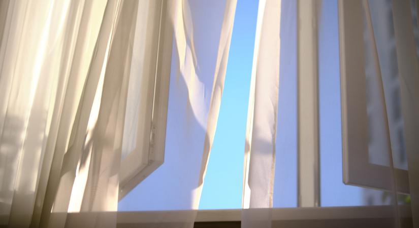 Kiesett egy kisfiú a 9. emeletről Szentpéterváron, a járókelők kapták el