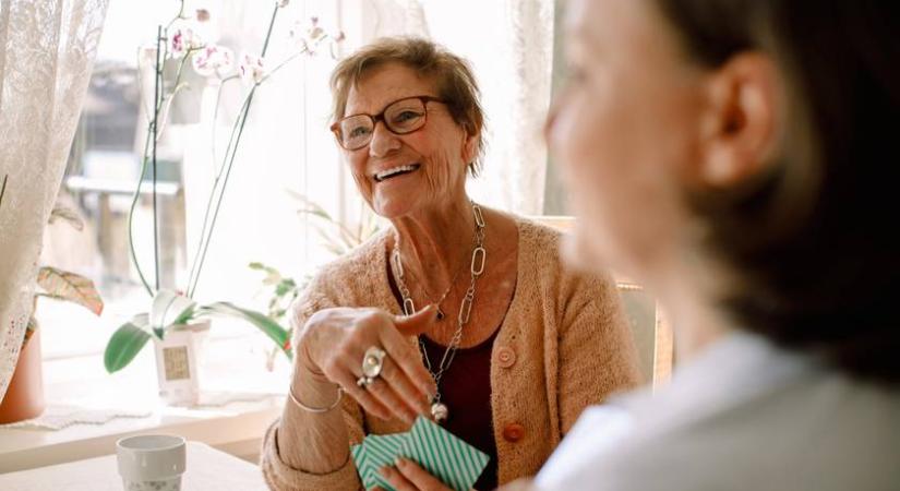 Idősotthonokat vizsgált az ügyészség: ilyen tisztességtelen feltételeket találtak a szerződésekben