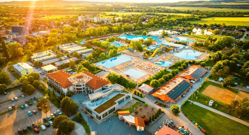 Élményfürdő a határtól 1 kilométerre – idén nem emelnek árat