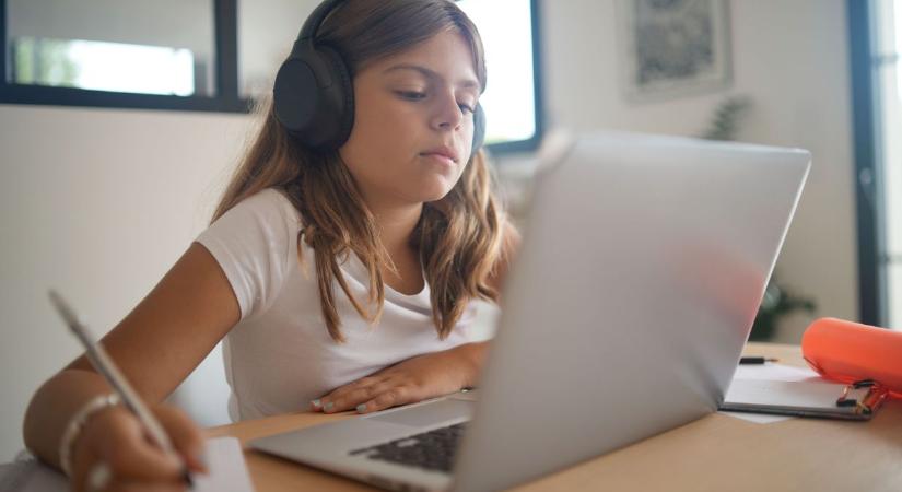 Ingyen laptopot kaphatnak a diákok, mondjuk mikor