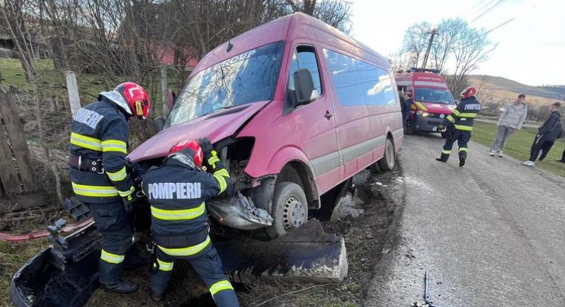 Tizenegy személyt szállító busz balesetezett Maros megyében