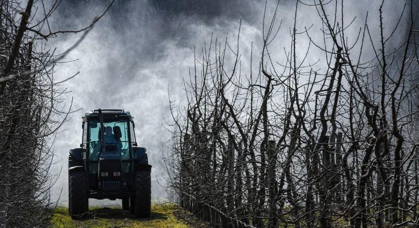 Bekeményítenek: alaposan megbírságolják a traktorosokat, ha felhordják a sarat a közutakra