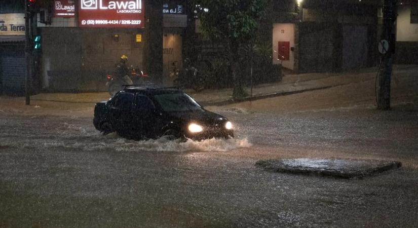 Döbbenetes jelenetek az áradásban: koporsók úsztak végig az utcákon, sikoltoztak a szemtanúk – videó