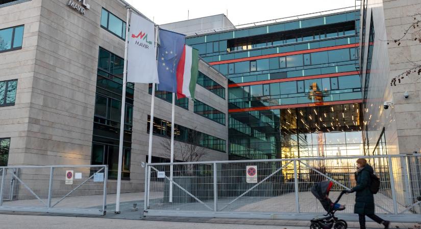 Az Orbán-kormány erősíteni akarja háborús pszichózist, jöhet hamis zászló is