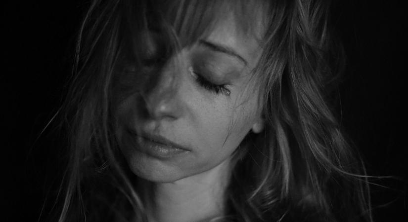 „Ez teljesen átvette az életem felett az uralmat” - ritka betegség miatt lett saját háza fogja egy édesanya