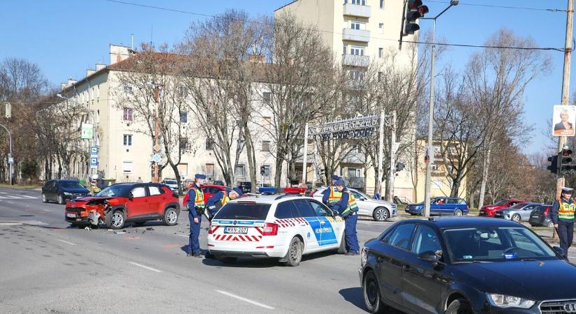 Kinyíltak a légzsákok, sérültje is van a miskolci balesetnek - fotókkal, videóval
