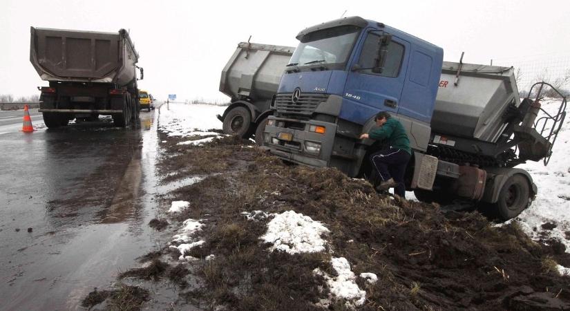 Teherautó borult árokba Baranya határánál