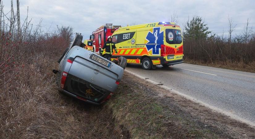 Egymásnak rohant két autó a 610-es főúton, mentők is érkeztek a helyszínre