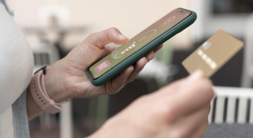 Szigorítanak a bankok., ha régi mobilkészüléke van, kizárhatják egyes szolgáltatásokból