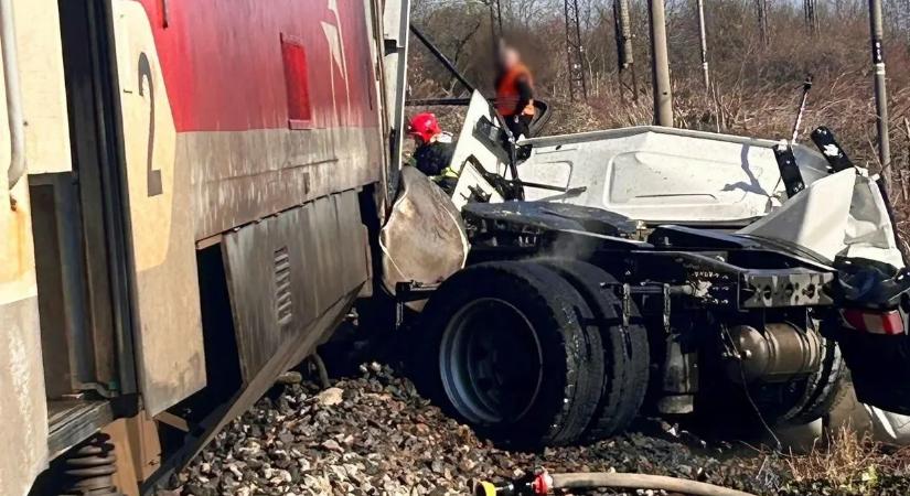 Most kaptuk az információt: halálos vonatbaleset történt, egy ember az égő roncsok közé szorult