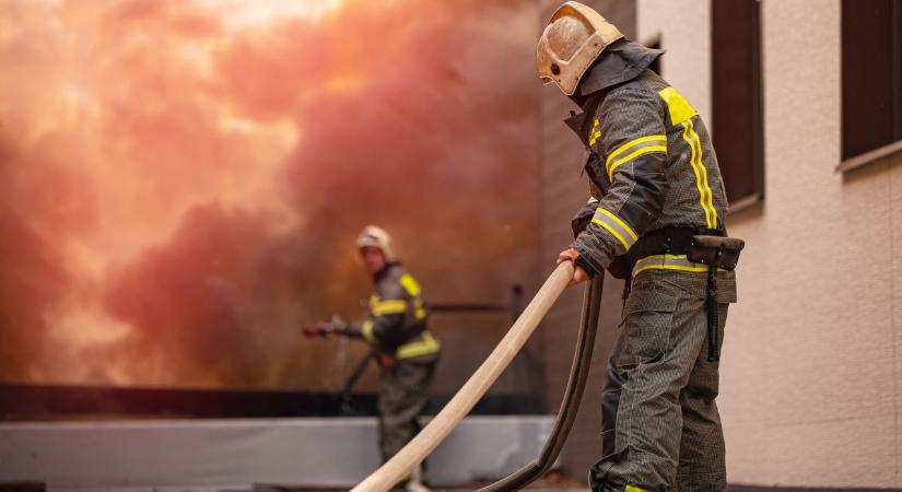 Kigyulladt egy ház Fenyőfőn, szobában csaptak fel a lángok
