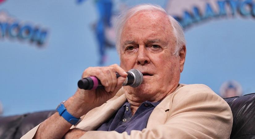 A legendás színész, John Cleese durván beleszállt a magyar kormányba