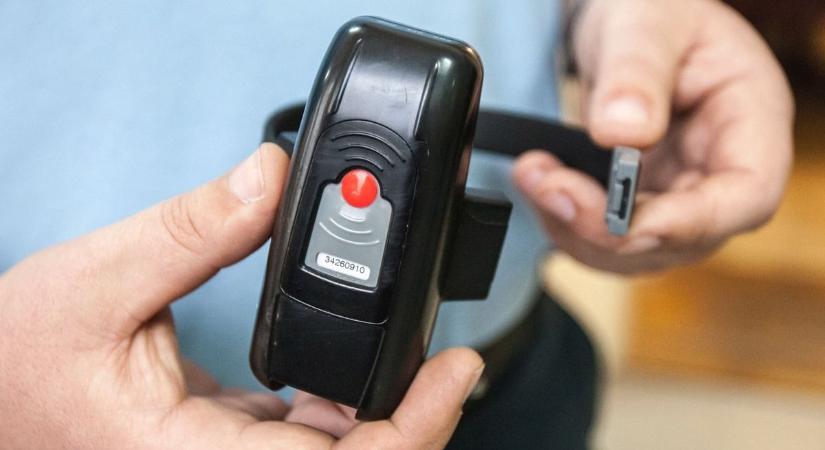 Levágta a nyomkövetőt egy borsodi férfi a tárgyalás után – nagy erőkkel vonultak ki az ózdi rendőrök