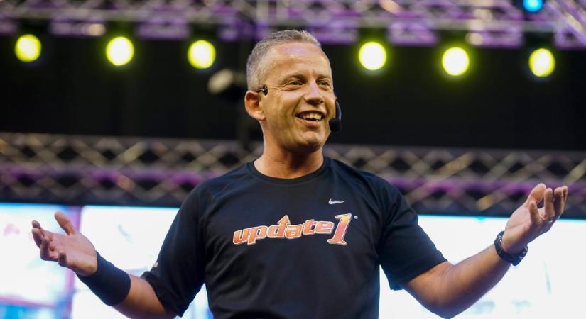 Schobert Norbert most a Tisza-ellenes kormányzati petíciót reklámozza