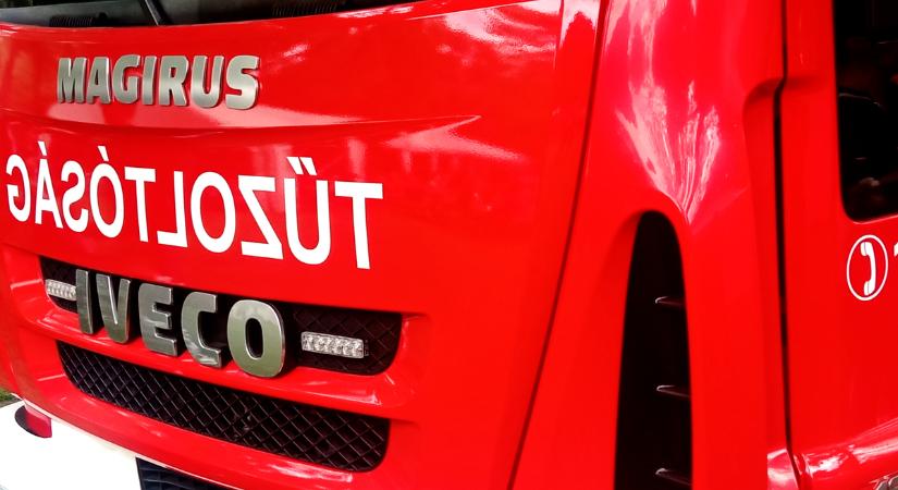 Rohantak a tűzoltók: felcsaptak a lángok a Rákóczi úton