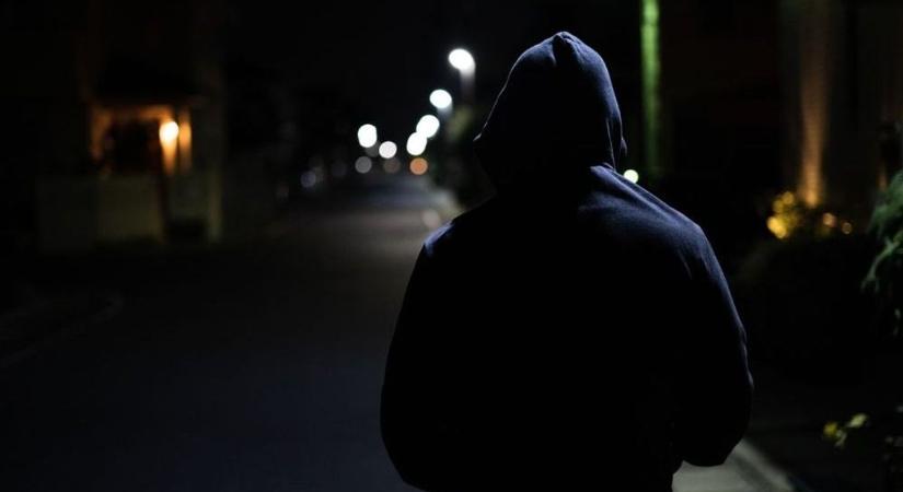 Brutális rablás az utcán: a kés is előkerült Duna-parti településen