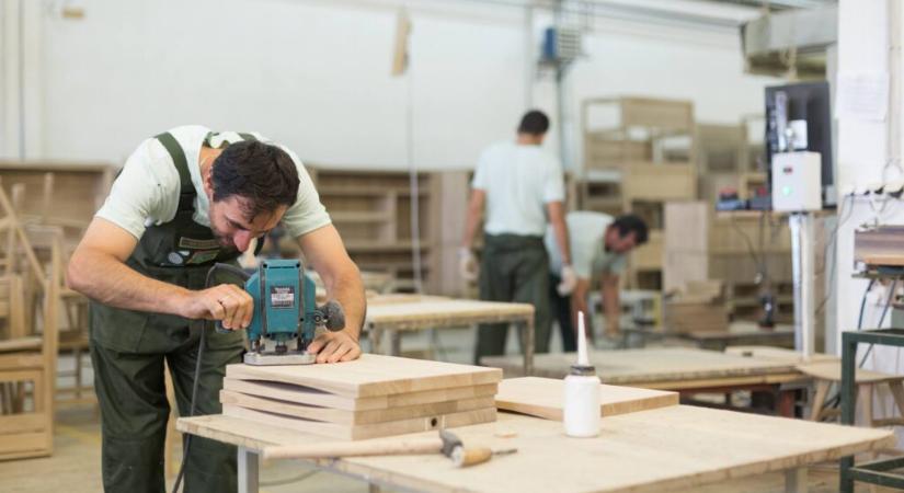 Három hónapja nem kaptak fizetést, hatszázan felálltak a gépek mellől