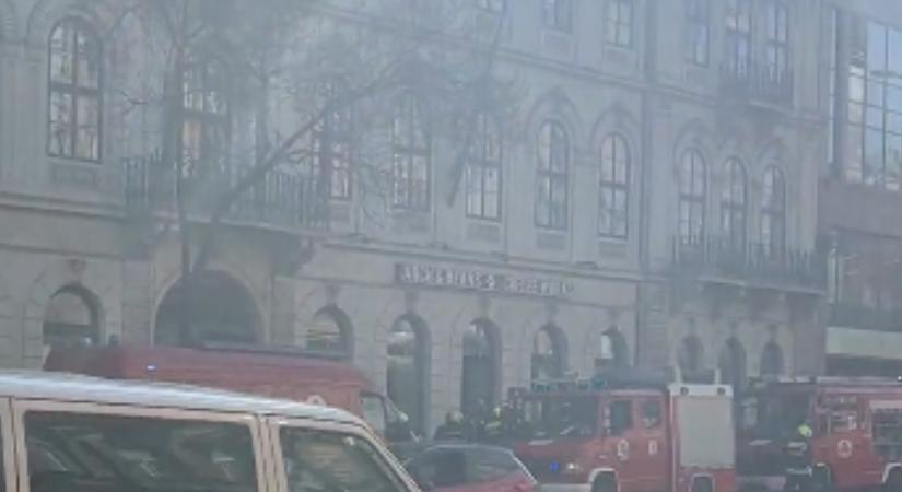 Kigyulladt egy kávézó az Astoriánál