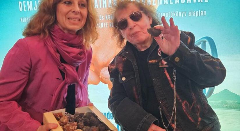 Mákfánk almával és aszalt szilvával - ez Demjén Ferencnek is bejött!