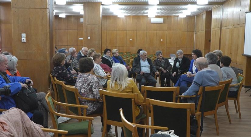 Az országjárás során Pakson is kampányolt Dobrev Klára