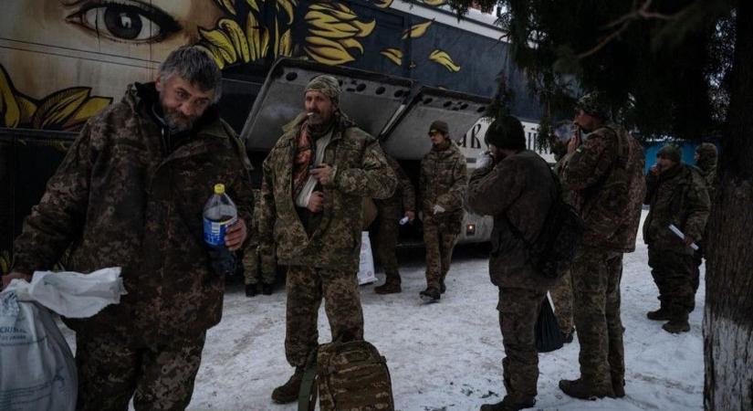 Lövések is dördültek a kényszersorozásnál: buszról rángatták le a férfit Ukrajnában