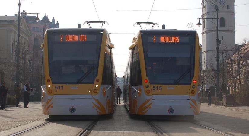 Mi az? Nagy, sárga és fáj, ha belemegy a szemedbe: nem hinnéd, már hány éve járja Debrecen utcáit a kettes villamos